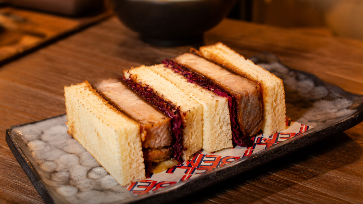 Το πιάτο της εβδομάδας: Pork Katsu Sando στα Ekiben σε Σύνταγμα και Γλυφάδα
