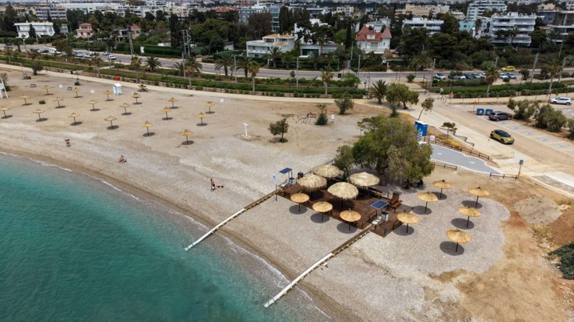 Οι παραλίες της Αττικής είναι έτοιμες για το πρώτο κύμα λουομένων με έμφαση σε καθαριότητα και ασφάλεια