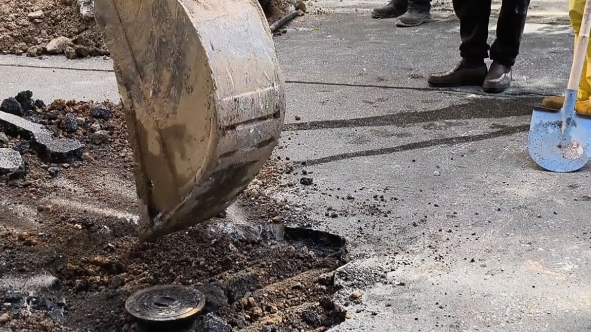 Θραύση αγωγού της ΕΥΔΑΠ στην οδό Αμερικής, αποκαταστάθηκε η κυκλοφορία στην περιοχή - Δείτε βίντεο