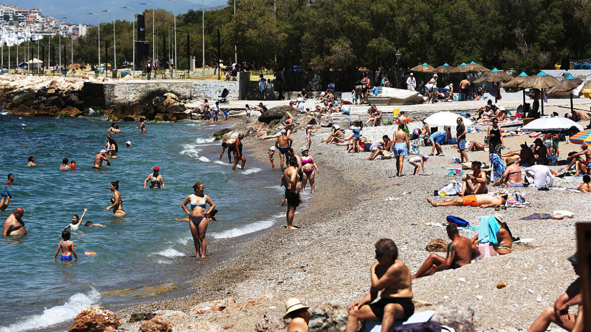 Γέμισαν κόσμο οι παραλίες της Αττικής: Χαλαρές στιγμές και βουτιές για όσους δεν έφυγαν εκδρομή το τριήμερο του Αγίου Πνεύματος