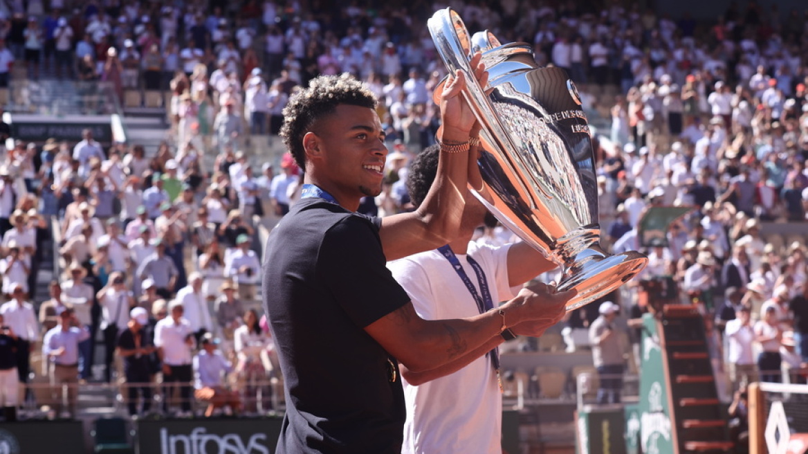 Στις εγκαταστάσεις του Roland Garros οι κούπες του Champions League που κατέκτησε η Παρί, βίντεο και φωτογραφίες