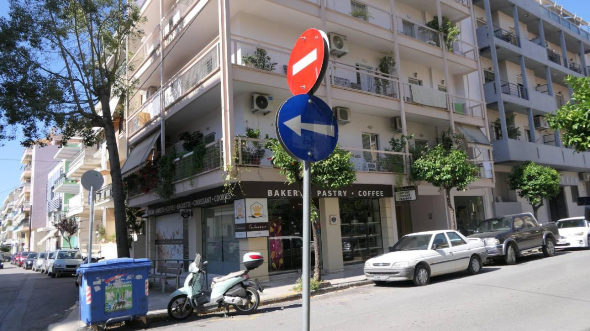 «Έχουμε πάθει σοκ, τρέμουμε, δεν είχαν καβγάδες», λέει γειτόνισσα της γυναίκας που δολοφονήθηκε από τον άντρα της στην Καλαμάτα