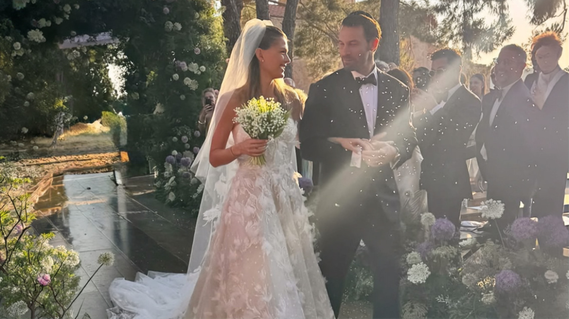 Όλα όσα έγιναν στον γάμο της Αμαλίας Κωστοπούλου και του Τζέικ Μέντγουελ: Το πρώτο φιλί, τα δύο νυφικά και η πενταώροφη τούρτα 
