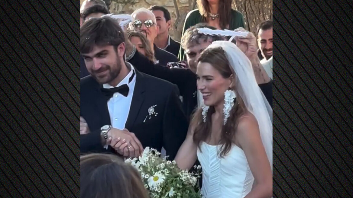 Μελία Κράιλινγκ: Η Ελληνίδα ηθοποιός του «Emily in Paris» παντρεύτηκε τον αγαπημένο της στη Σύρο