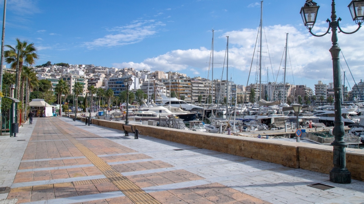 Σύγκρουση σκαφών ανοιχτά της Μαρίνας Ζέας: Καταστράφηκε αλιευτικό, σώοι οι επιβαίνοντες