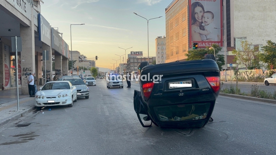 Σοβαρό τροχαίο στη Θεσσαλονίκη: Αυτοκίνητο «καρφώθηκε» πάνω σε παρκαρισμένα ΙΧ και ντελαπάρισε, δείτε βίντεο
