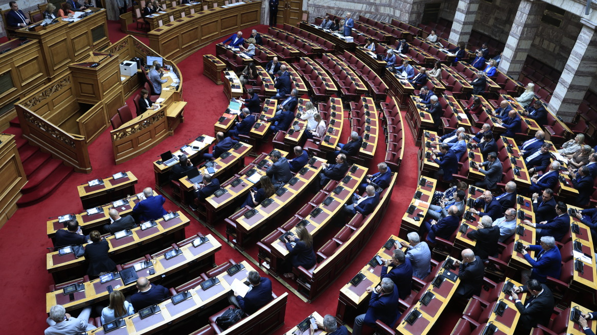 Αυτή είναι η πρόταση της Νέας Δημοκρατίας για τη Συνταγματική Αναθεώρηση: Τι προβλέπει για μη κρατικά Πανεπιστήμια και νόμο περί ευθύνης υπουργών