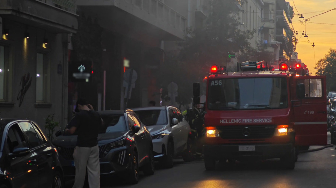 Φωτιά σε υπόγειο καταστήματος στο Κολωνάκι, δείτε βίντεο