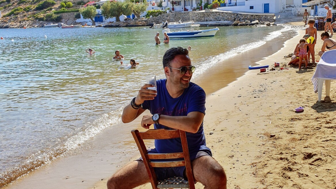 «Πέτρο, πότε θα κατέβεις στο νησί;»: Η Σίφνος του Πέτρου Κουμπλή