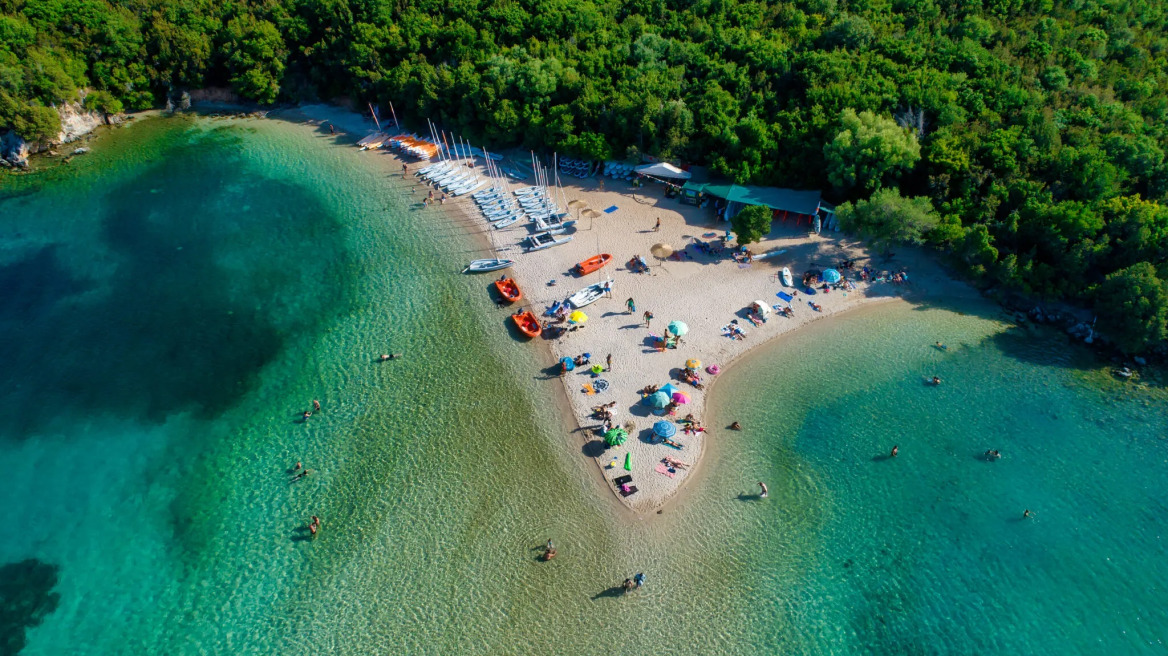 7 παραλίες στην Ελλάδα με καταπράσινο φόντο
