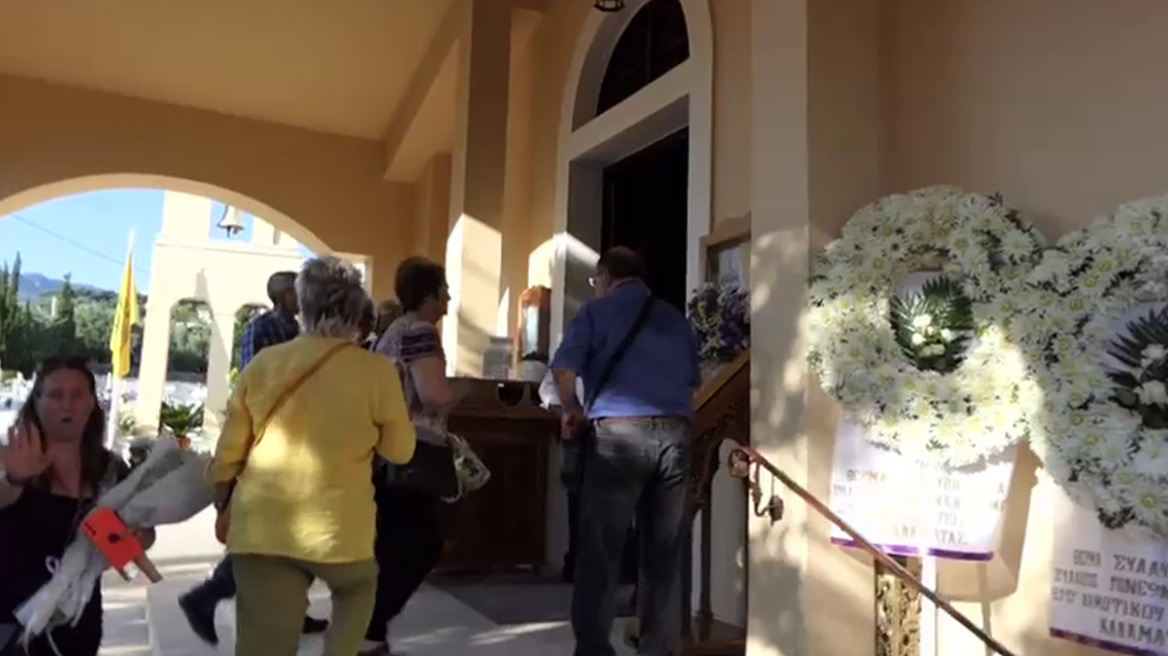 Σε κλίμα οδύνης η κηδεία της Βασιλικής, συγγενείς και φίλοι αποχαιρετούν τη 39χρονη που δολοφονήθηκε στην Καλαμάτα