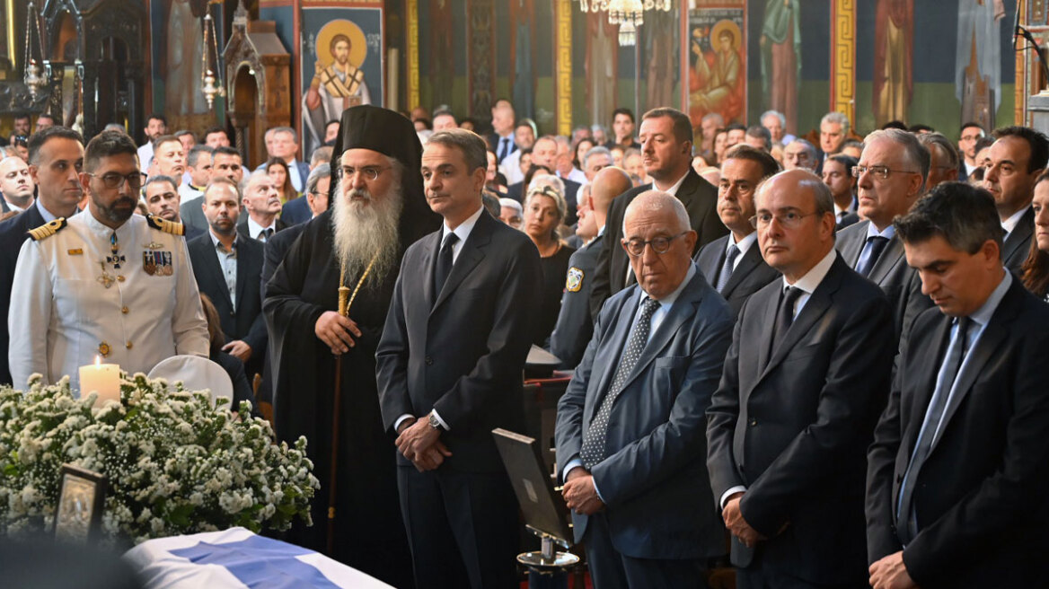 Συγκίνηση στην κηδεία του Νίκου Ταγαρά: Αντίο, αποτέλεσες φωτεινό παράδειγμα πολιτικού, είπε ο Μητσοτάκης