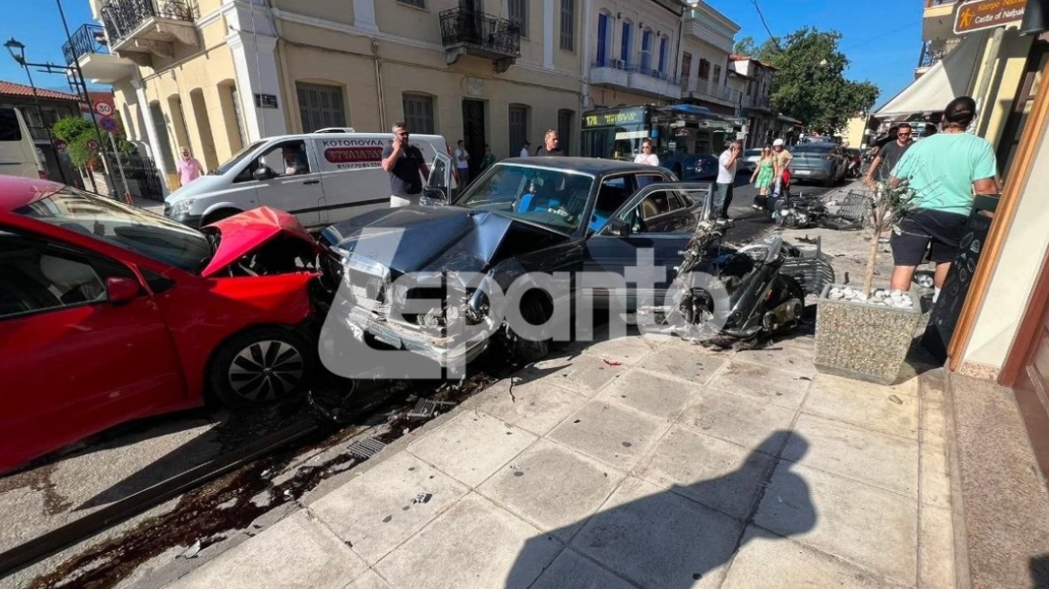 Ηλικιωμένος οδηγός παρέσυρε τραπεζοκαθίσματα, δίκυκλα και αυτοκίνητα στο κέντρο της Ναυπάκτου, δείτε βίντεο