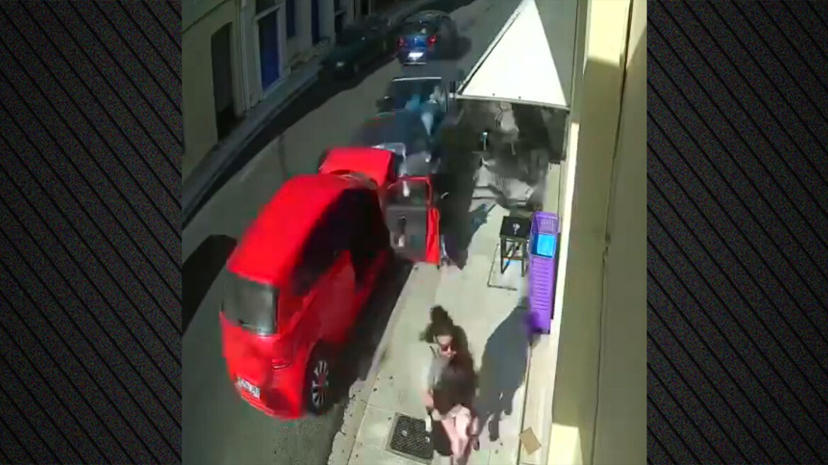 Δείτε βίντεο από το τρομακτικό τροχαίο στη Ναύπακτο: Μητέρα σώζει στο παρά... ένα το παιδί της 