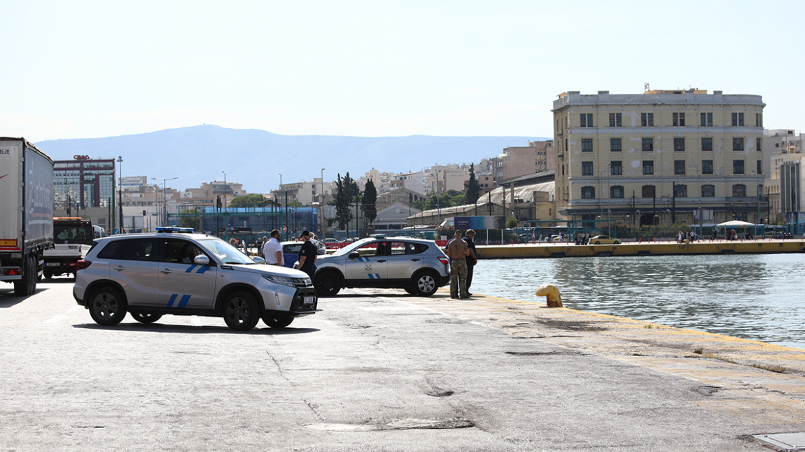 Ταξί έπεσε μέσα στο λιμάνι του Πειραιά, δύτες ψάχνουν αν υπήρχε οδηγός στη θάλασσα, δείτε βίντεο