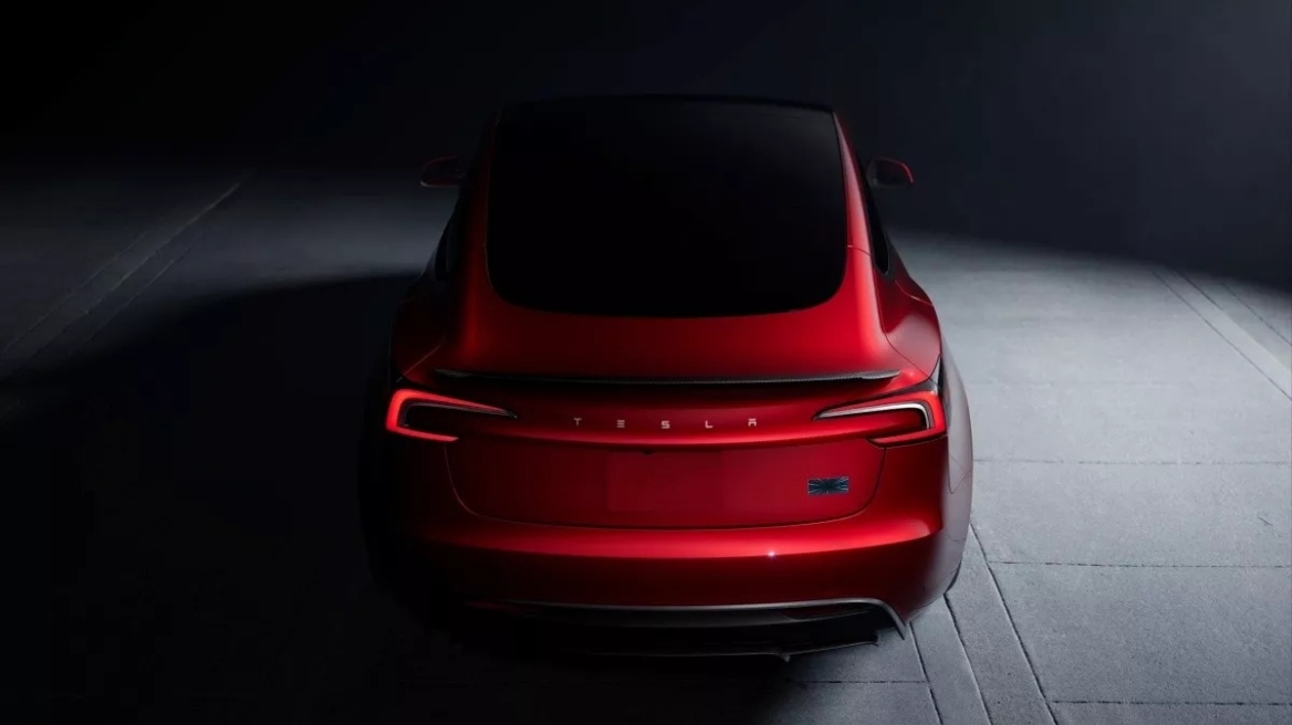 H Tesla σκέφτεται και Model 3 Plaid