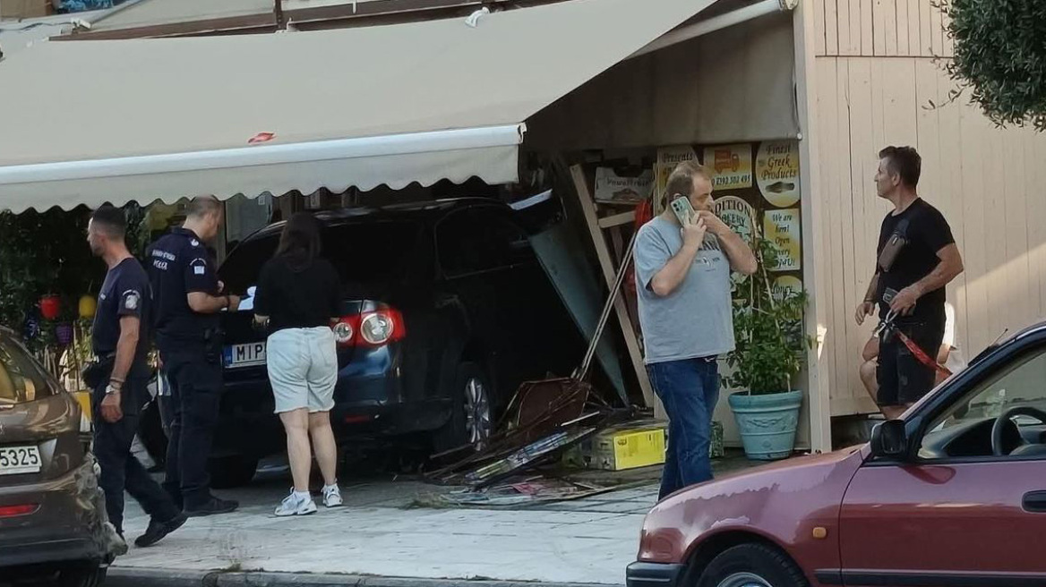 Βίντεο από τη στιγμή που αυτοκίνητο εισβάλλει σε παντοπωλείο στη Θεσσαλονίκη