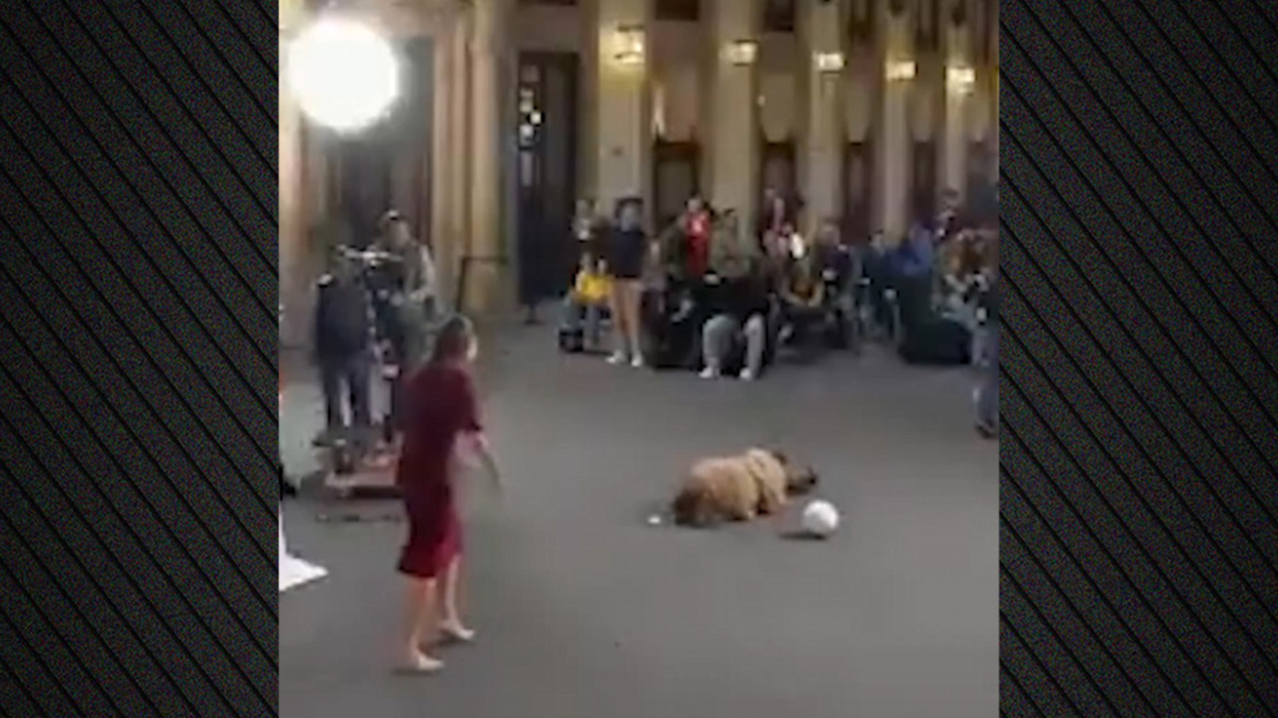Δείτε βίντεο: Η πρόεδρος του Μεξικού πετάει μπάλα ποδοσφαίρου σε δημοσιογράφο που... σωριάζεται στο έδαφος 