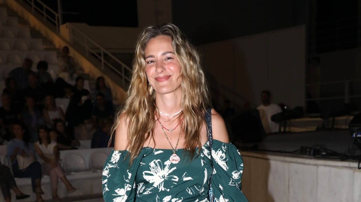 Νατάσσα Μποφίλιου: Σε θεατρική έξοδο με καλοκαιρινή εμφάνιση
