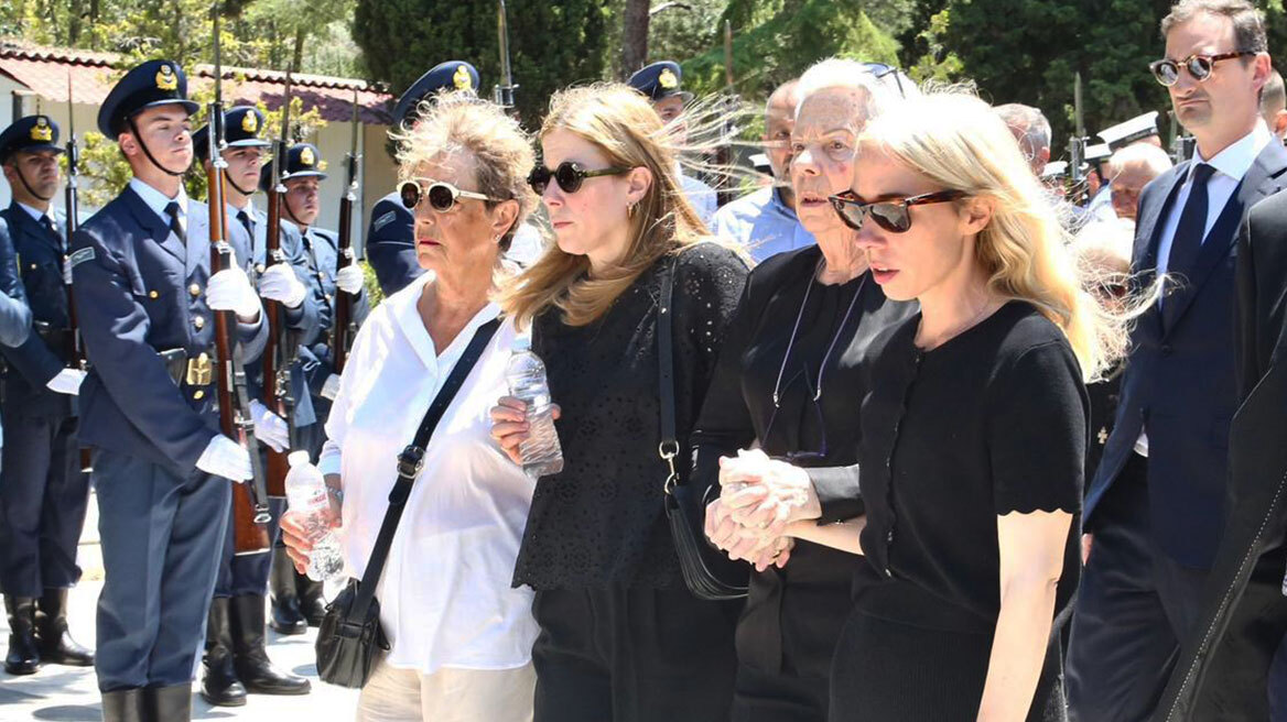  Συντετριμμένη η οικογένεια του Γιώργου Σουφλιά στο τελευταίο αντίο, πλήθος πολιτικών στην κηδεία του