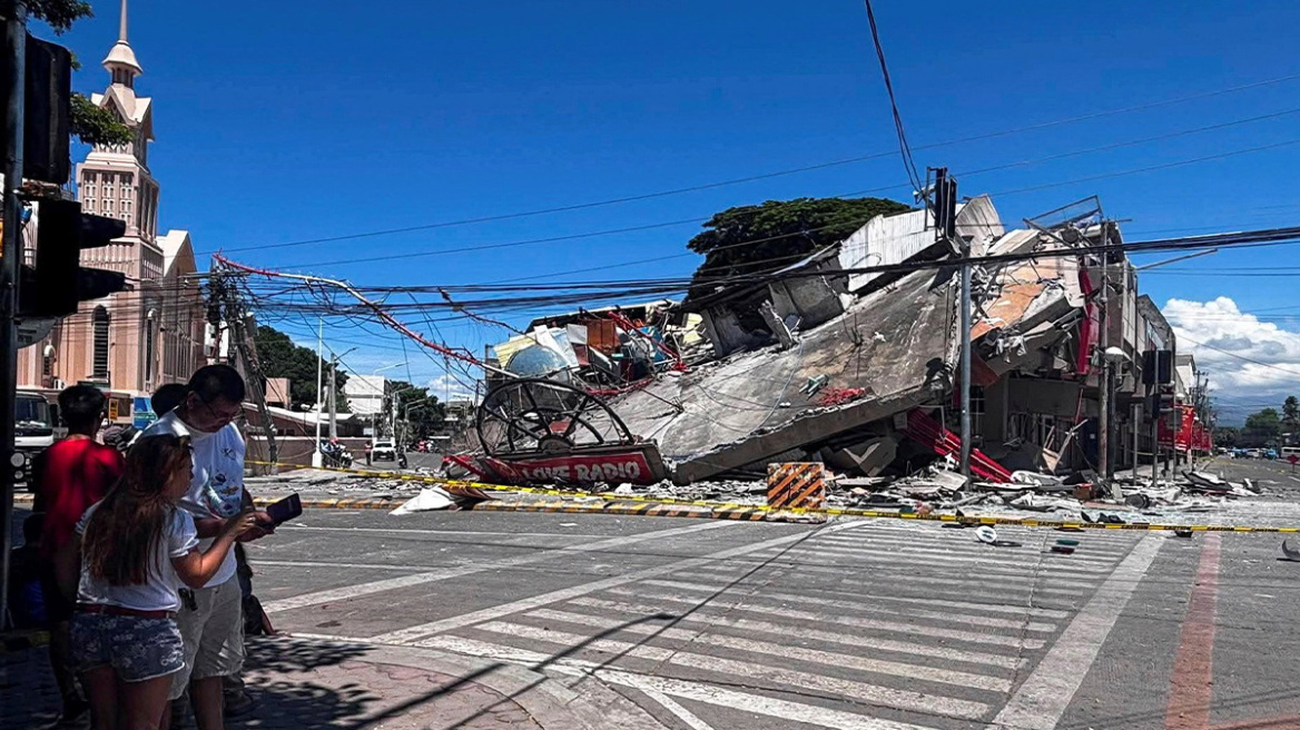 Τουλάχιστον 32 νεκροί και πάνω από 200 τραυματίες από τον σεισμό των 7,8 Ρίχτερ στις Φιλιππίνες
