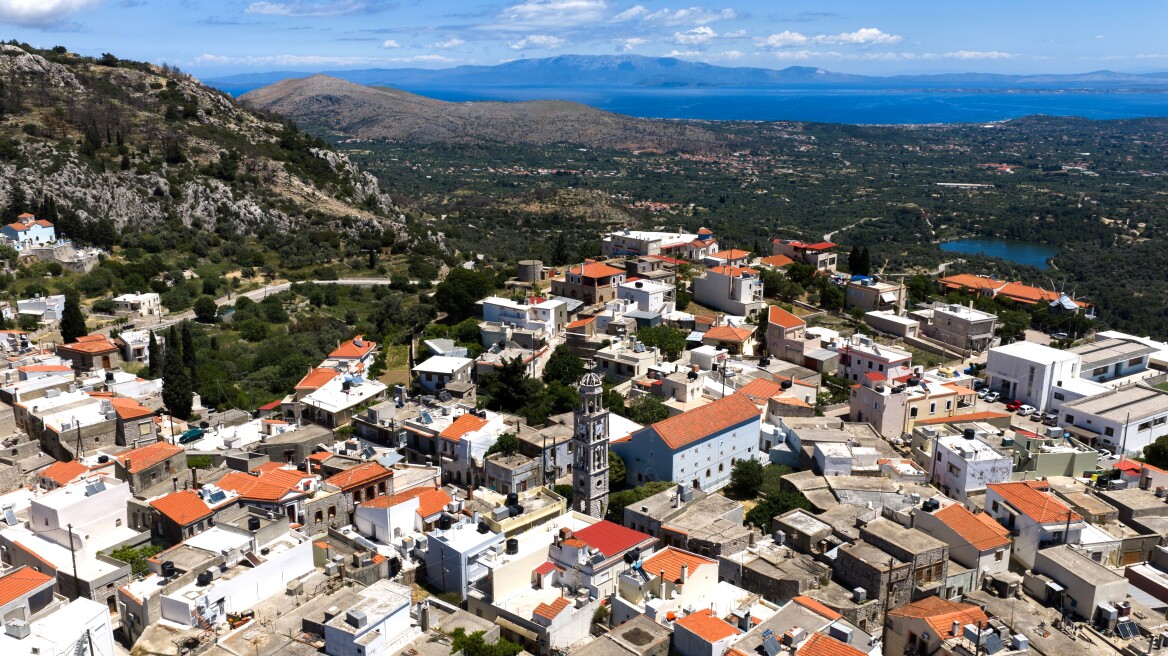Άγιος Γεώργιος Συκούσης: Γιατί αξίζει να ανεβείτε σε αυτό το χωριό της Χίου