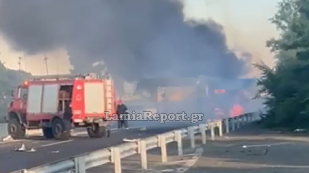 Φορτηγό τυλίχτηκε στις φλόγες στο ύψος του Βελεστίνου, διακοπή κυκλοφορίας στην Εθνική Οδό Αθηνών - Θεσσαλονίκης, βίντεο