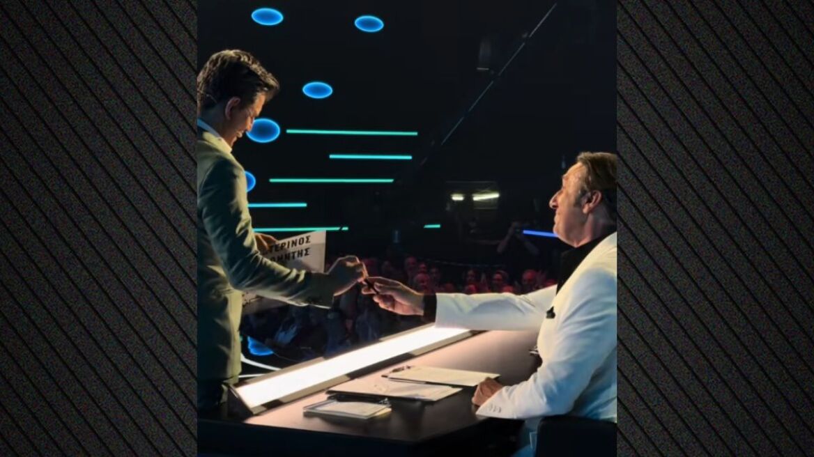 Ο Σάκης Ρουβάς ζήτησε αυτόγραφο από τον Ρένο Χαραλαμπίδη, δείτε βίντεο