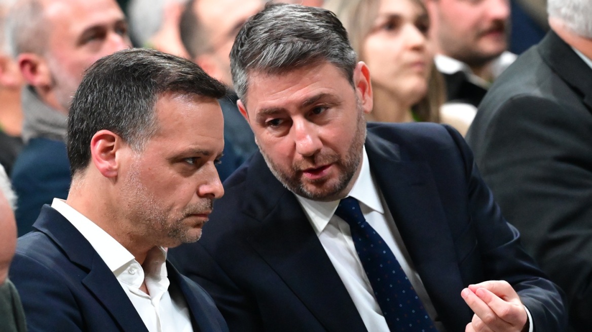 Η τρίτη θέση στις δημοσκοπήσεις φέρνει στο προσκήνιο ρητορική διαγραφών στο ΠΑΣΟΚ: Το μήνυμα Ανδρουλάκη μετά τις δηλώσεις Δούκα