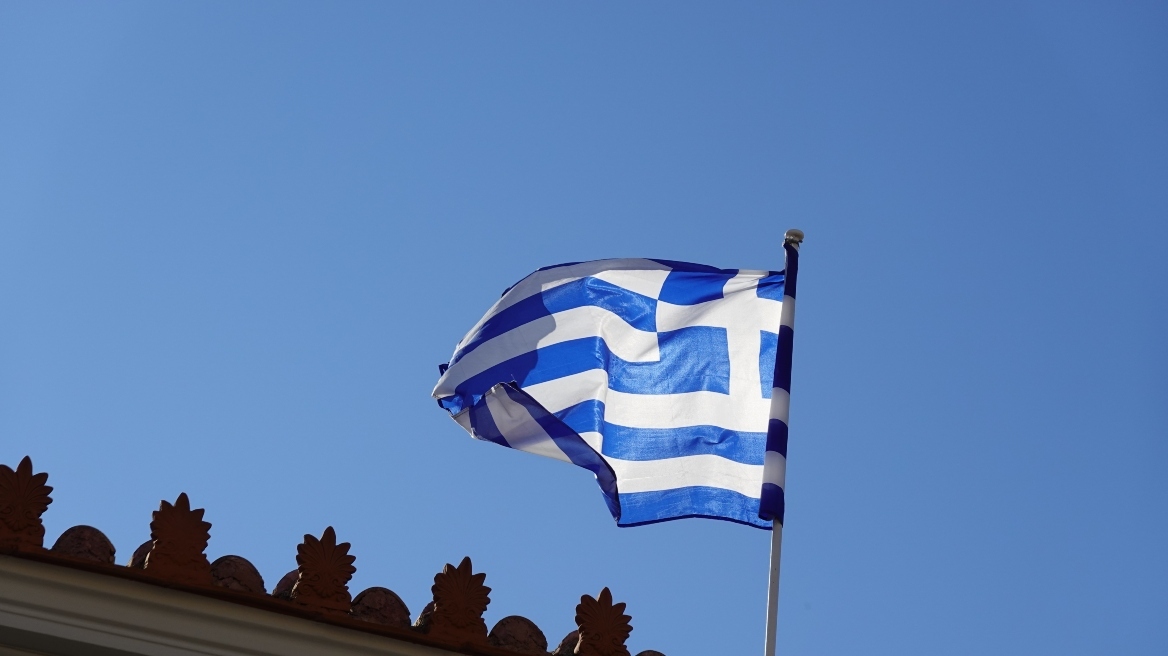 DBRS: Ανθεκτική η Ελλάδα στα υψηλά επιτόκια, «ασπίδα» για το χρέος ανάπτυξη και πλεονάσματα