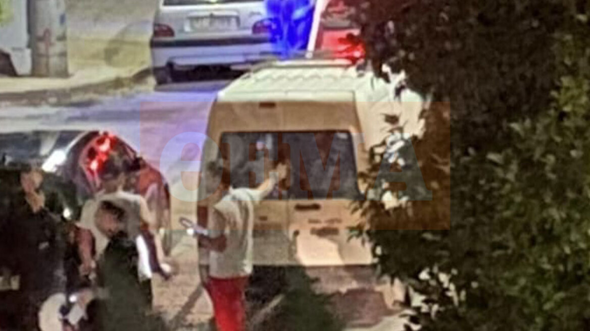 Αιγάλεω: Βίντεο λίγα λεπτά μετά την τρελή πορεία του βαν με τον μεθυσμένο οδηγό που καρφώθηκε σε σταθμευμένα ΙΧ

