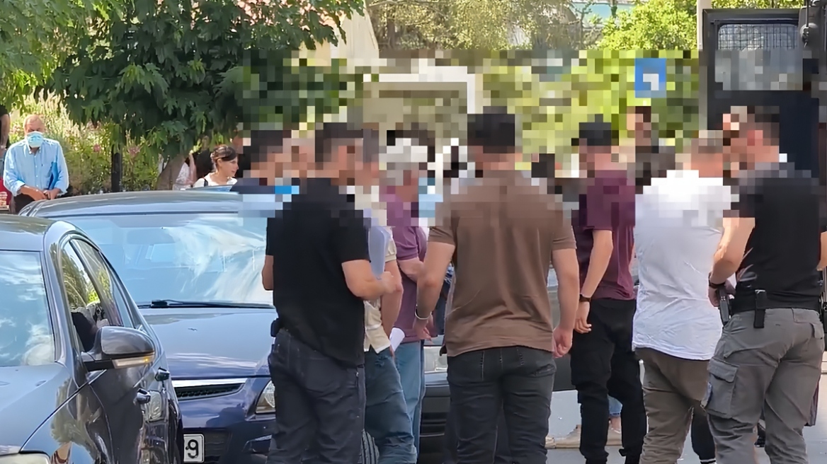 Νέες αποκαλύψεις για το κύκλωμα στις πολεοδομίες: Έπαιρναν χρήματα ακόμα και μέσα σε κουτιά γλυκών, ξέπλεναν λεφτά δωροληψίας σε έργα τέχνης