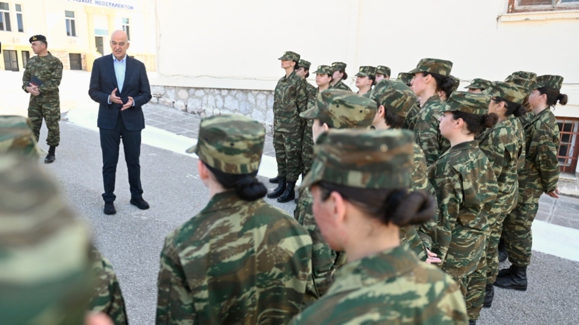 Στη Λαμία ο Δένδιας: Συνάντησε τις πρώτες γυναίκες που παρουσιάστηκαν εθελοντικά στον Στρατό Ξηράς, δείτε εικόνες