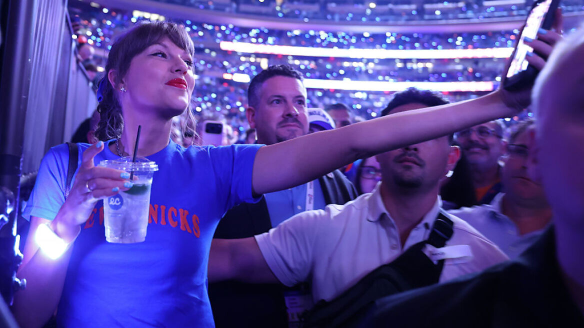 Η Tέιλορ Σουίφτ έκανε μια εμφάνιση σε αγώνα NBA και το look της έκλεψε την παράσταση - Δείτε πώς πανηγύριζε (βίντεο)
