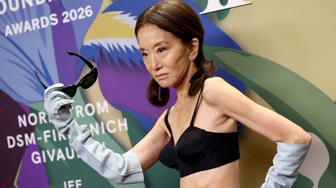 Βέρα Γουάνγκ: Νέα εμφάνιση με sexy cut-outs - Σχόλια στα social media για τη skinny σιλουέτα της 76χρονης σχεδιάστριας