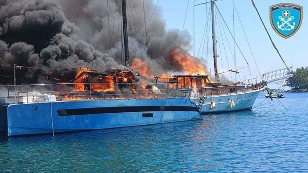 Παξοί: Συνελήφθη πλοίαρχος μετά τη φωτιά σε δύο τουριστικά σκάφη και τη βύθισή τους

