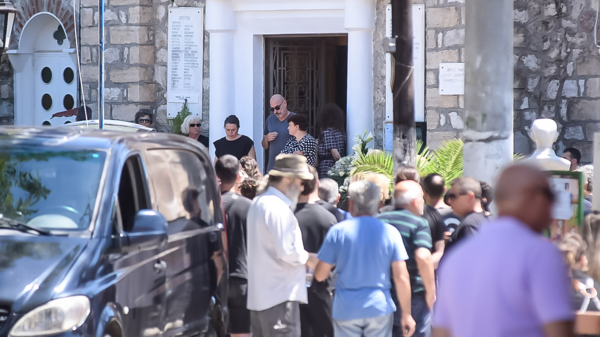 «Πώς μπόρεσε να το έκανε και να μη μετανιώνει;»: Θρήνος στην κηδεία για την μητέρα και τον γιο που δολοφονήθηκαν στο Αίγιο