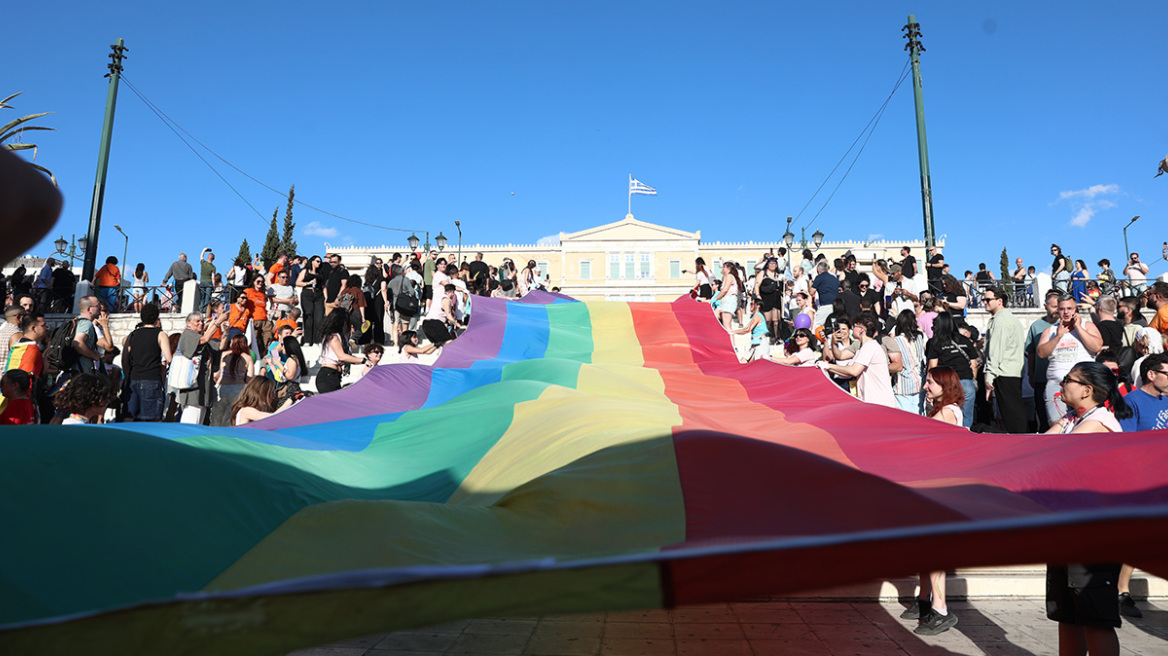 Γέμισε χρώμα το κέντρο της Αθήνας, πλήθος κόσμου στο Athens Pride 2026, ποιοι πολιτικοί δίνουν το «παρών», φωτογραφίες και βίντεο