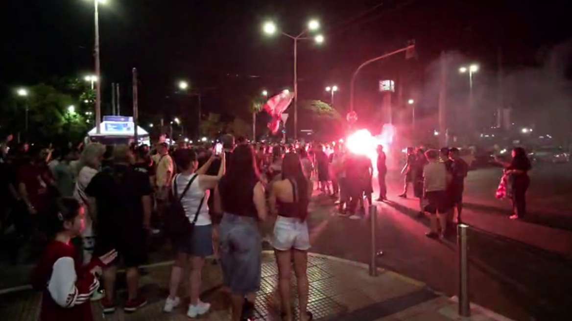 Πανηγυρισμοί στο Πασαλιμάνι για το 16ο πρωτάθλημα του Ολυμπιακού στο μπάσκετ, βίντεο και φωτογραφίες