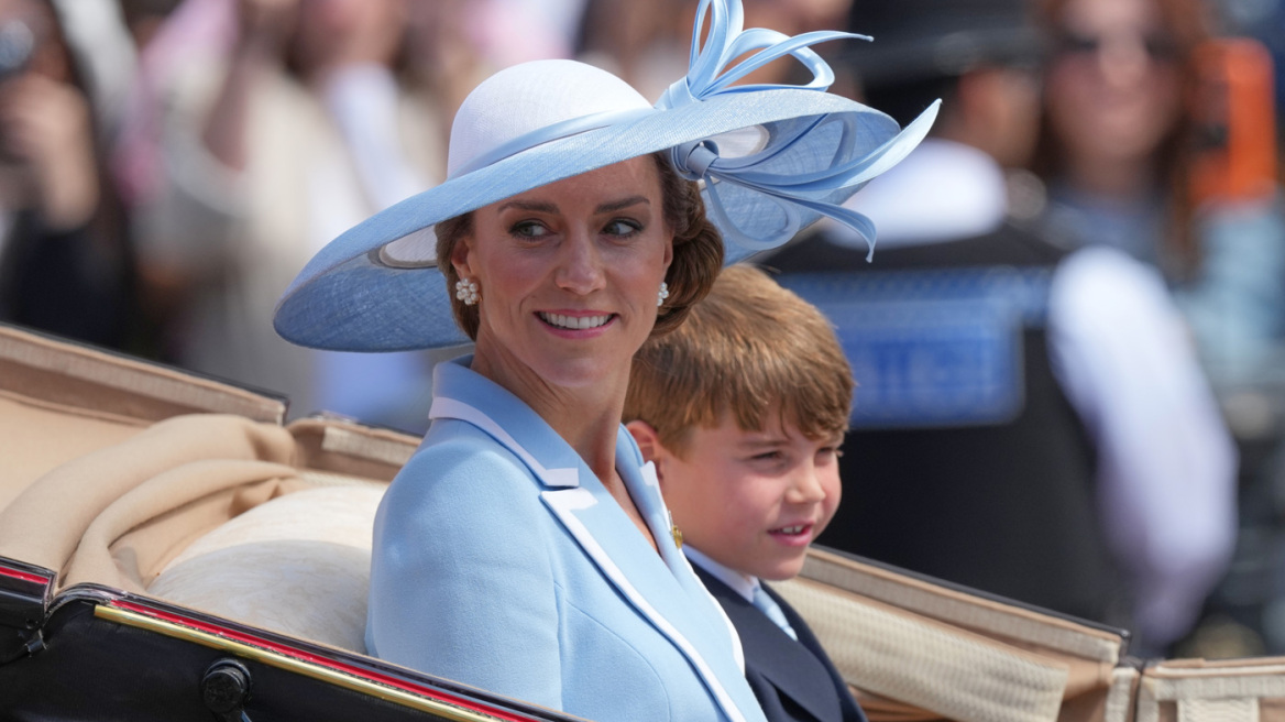Κέιτ Μίντλετον: Εντυπωσιακή στο Trooping the Colour για τα «δεύτερα γενέθλια» του βασιλιά Καρόλου