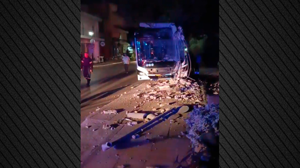 Άνω Λιόσια: Λεωφορείο προσέκρουσε σε κολόνα, τρεις επιβάτες τραυματίστηκαν ελαφρά
