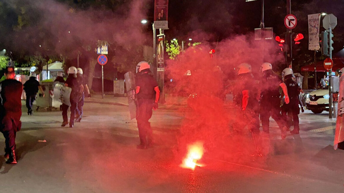 Σοβαρά επεισόδια έξω από το σπίτι των ιδιοκτητών της ΑΕΛ μετά από συλλαλητήριο οπαδών στη Λάρισα, συλλήψεις και προσαγωγές, βίντεο
