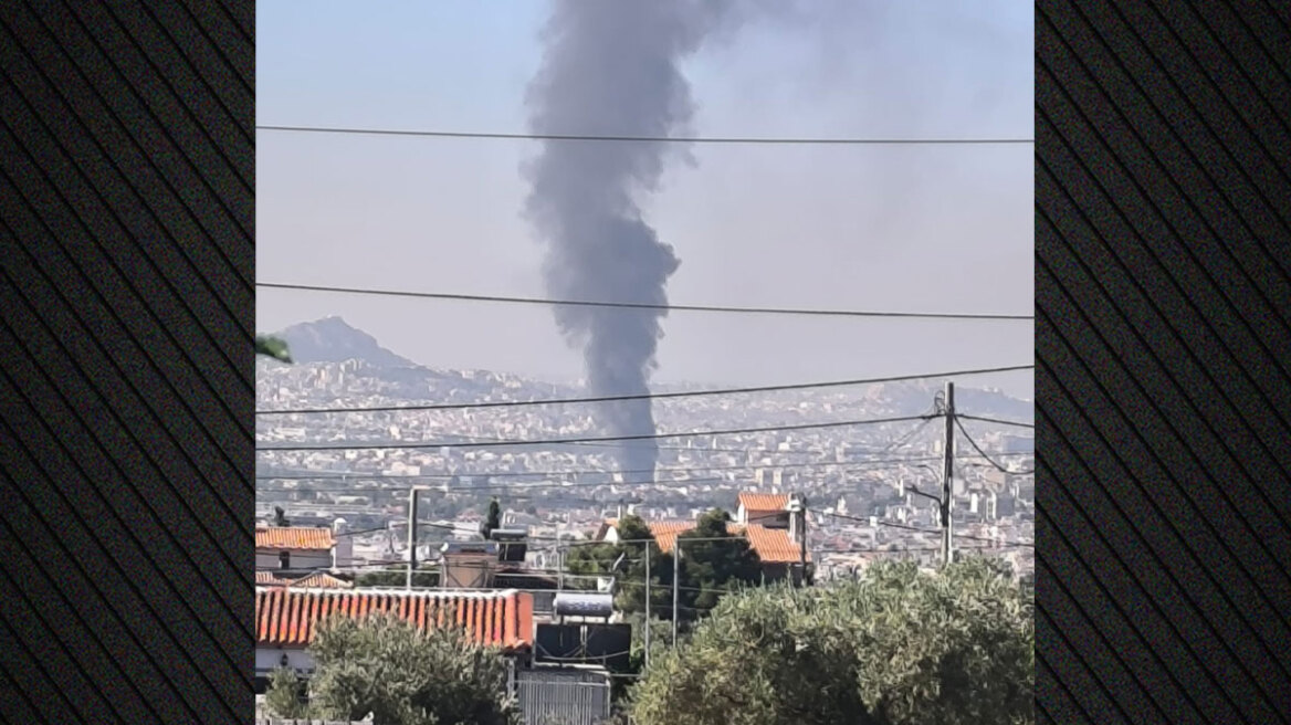 Καλύτερη η εικόνα της φωτιάς σε κατάστημα με ανταλλακτικά αυτοκινήτων στο Μενίδι, μαύρος καπνός σκέπασε τα βόρεια προάστια
