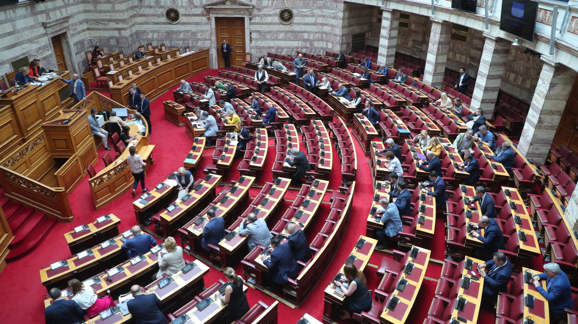 Στη Βουλή το πολυνομοσχέδιο με επιδόματα, 72 δόσεις, αυξήσεις μισθών και «ξεκλείδωμα» λογαριασμών