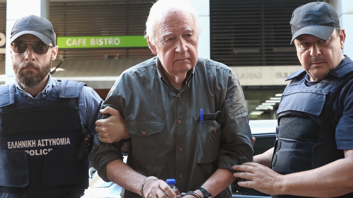 Με χειροπέδες στην Εισαγγελία Εφετών Πειραιά ο Αλέξανδρος Γιωτόπουλος, δείτε βίντεο
