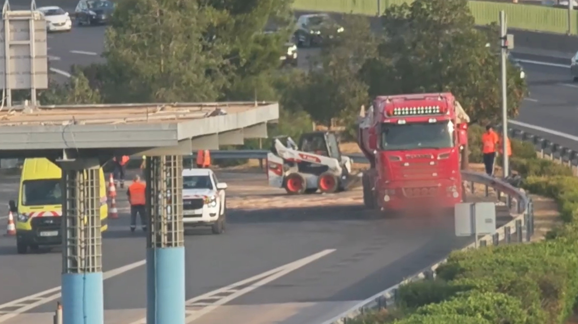 Ανετράπη φορτηγό με μπάζα στην Αττική Οδό, απεγκλώβισαν τον οδηγό, δείτε βίντεο 
