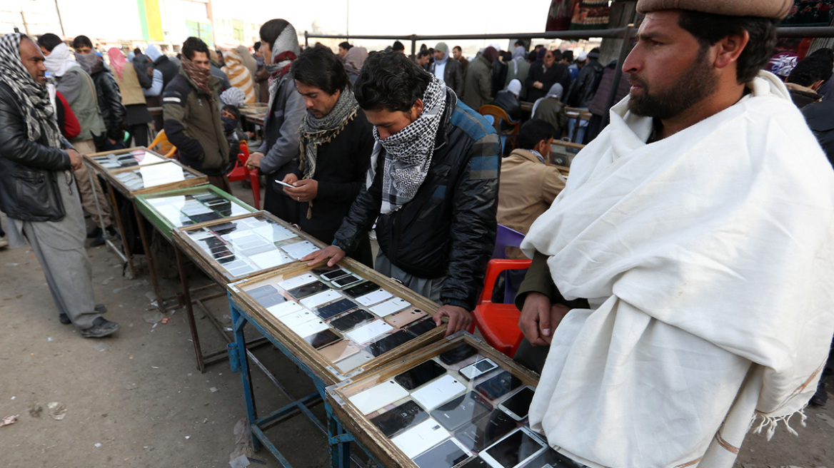 Οι Ταλιμπάν απαγόρευσαν τα smartphones στους δημόσιους υπαλλήλους στο Αφγανιστάν