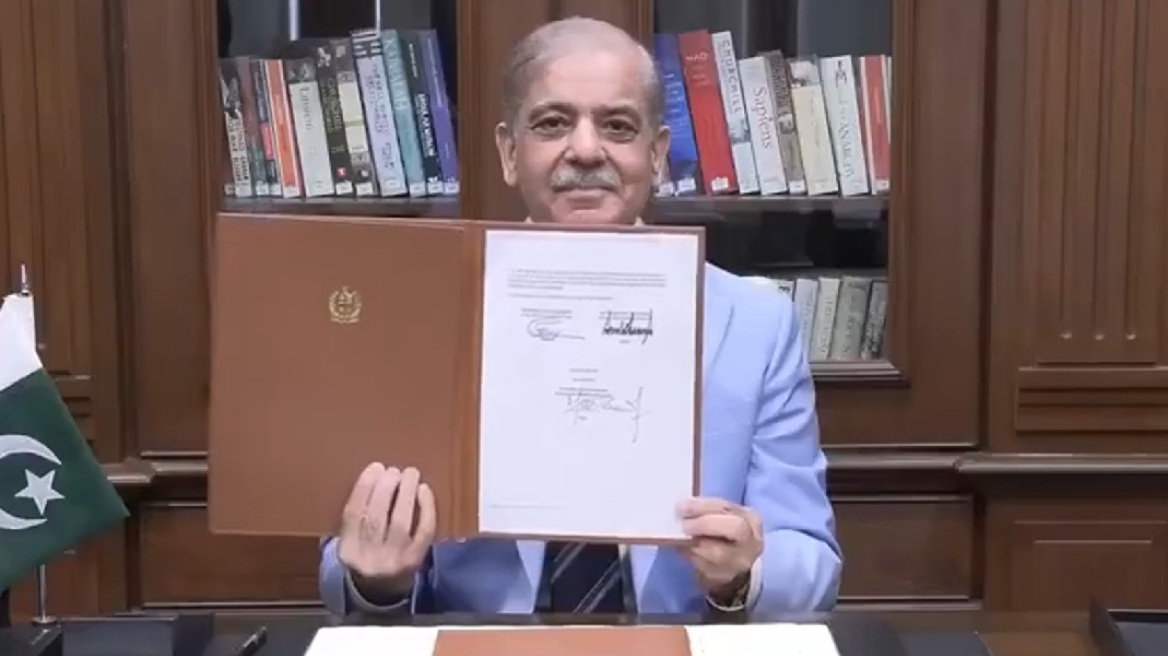 Ο πρωθυπουργός του Πακιστάν υπογράφει το μνημόνιο συναντίληψης ΗΠΑ και Ιράν, δείτε το σχετικό βίντεο