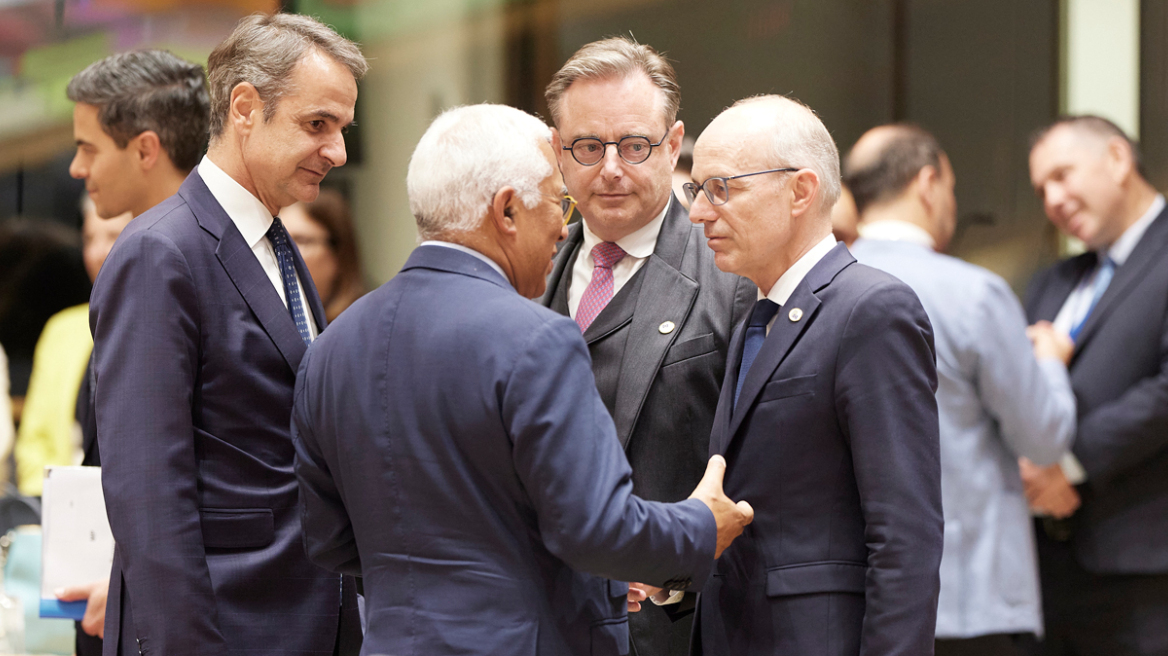 Παρασκήνιο και ανατροπές στη Σύνοδο Κορυφής για Ουκρανία και ευρωπαϊκά κονδύλια, οι επαφές Μητσοτάκη και το μήνυμά του για τις τιμές στην αντλία