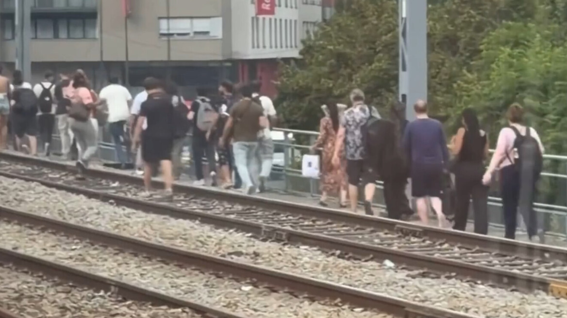 Χάος στο Παρίσι: Επιβάτες εγκλωβίστηκαν σε τρένα και περπάτησαν στις ράγες, δείτε βίντεο 